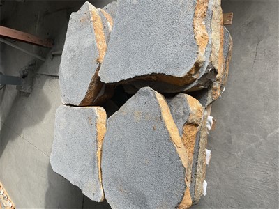 검은 현무암 판석