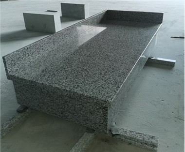 흰색 화강암 조리대 및 백스플래쉬